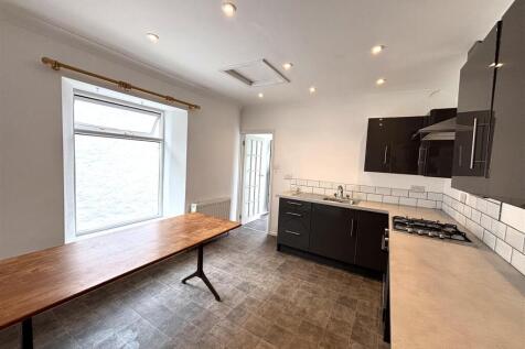 Kitchen 2.jpeg