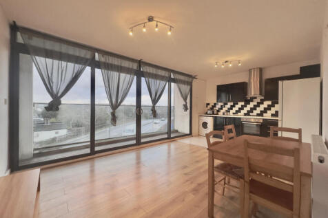 Spacious Two Bedrooms Flat to rent in Wimbledon