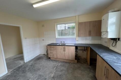 Lymington Drive, Bradford, West Yorkshire, BD4 photo 3