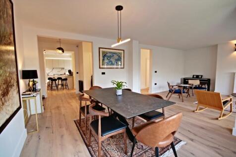 48 Wildcroft Manor - Reception-kitchen