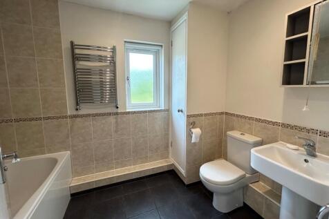 63 Hainault bathroom