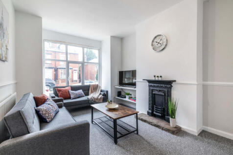 6-bed house on Ash Road, Leeds, £3,562/mo