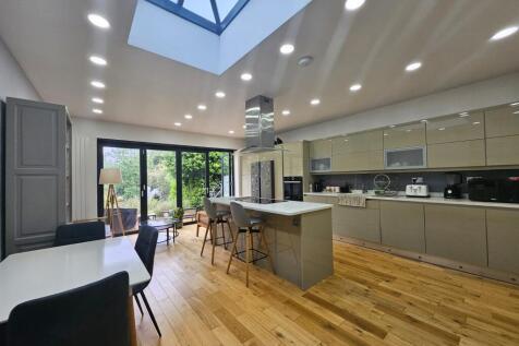 5 bed terraced house to rent Osidge Lane, London 