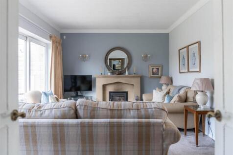 Living Room-9.jpg