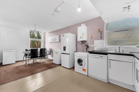 33 bed, 15 bath Detached in Manchester - Photo 3