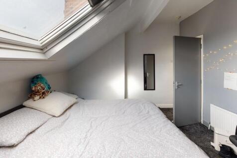 6-bed house on Brudenell Grove, Hyde Park, Leeds LS6 1HP, £3,210/mo