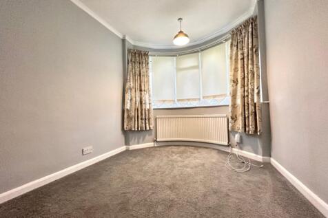 Poplars Close, Luton, LU2 photo 5