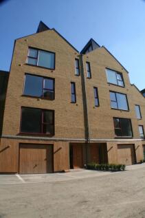 4-bed terraced on Kings Mill Way, Denham, UB9, £3,250/mo