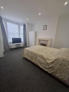 Spacious double room in newly renovated property