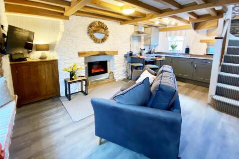 Lounge from frontdoor.JPG