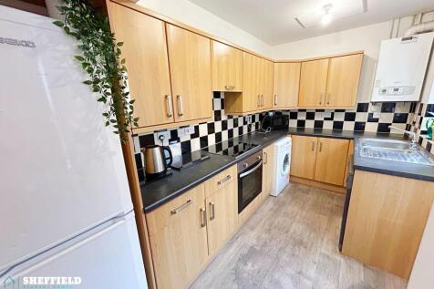 Bright, modern kitchen with wood-effect cabinet...