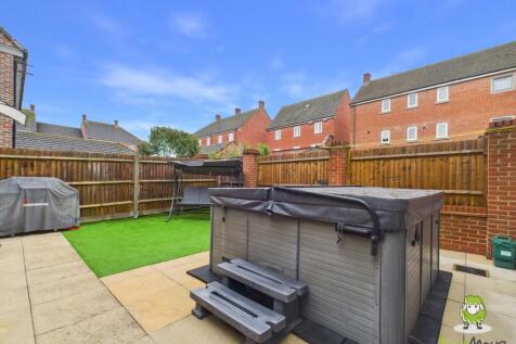 EweMove Estate Agents Basingstoke - Penton Way -Ga