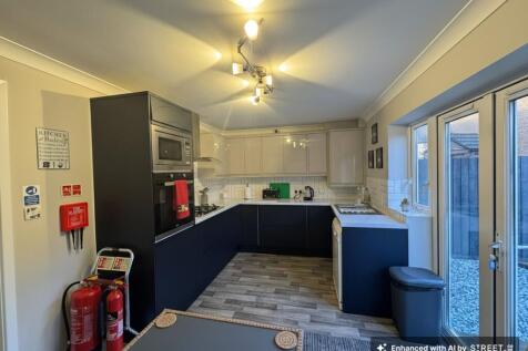 Communal kitchen / diner