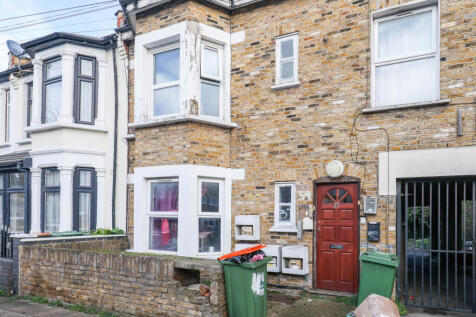 2-Bedroom Ground Floor Apartment with Private Gar
