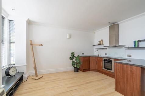 KITCHEN / LIVING