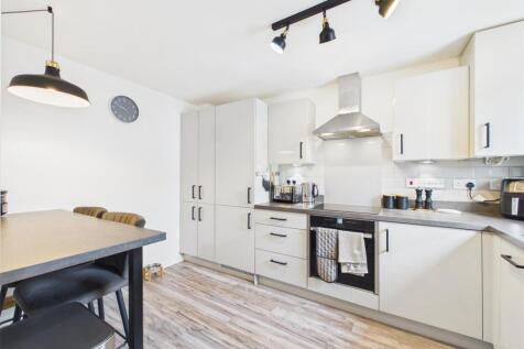 Kitchen / Breakfast Bar
