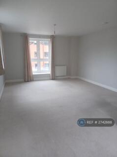 Large And Spacious Living Room / Dining Room