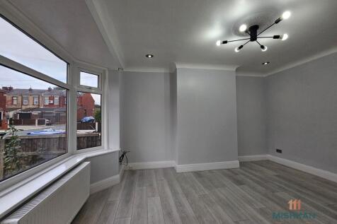 Wolstenholme Avenue, Bury photo 4
