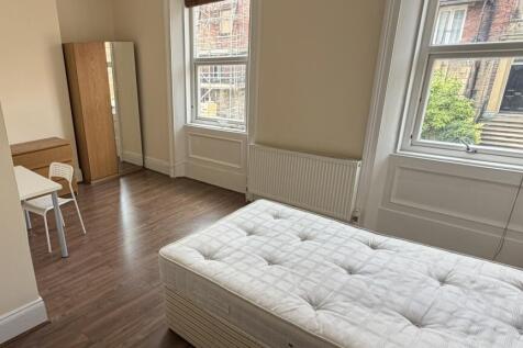 1st Floor Front Bed