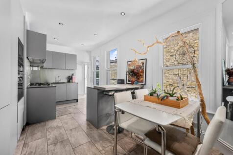 2-bed flat on Putney Bridge Road, 
Putney, SW15, £2,500/mo