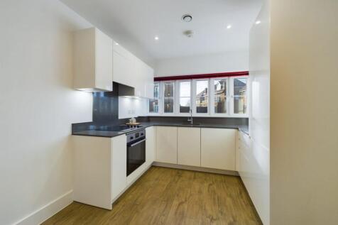 Tadworth – 4 Bedrooms House photo 3