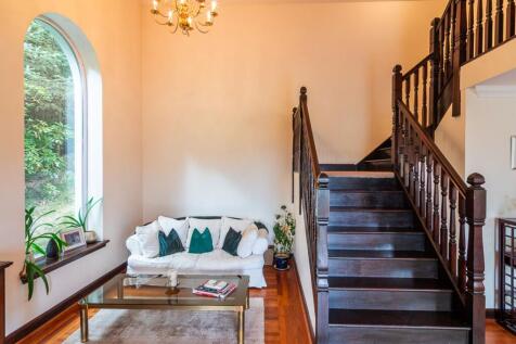 Entrance hall/lounge