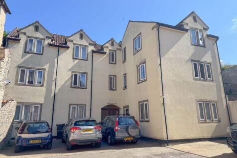 1-bed flat on Shepton Mallet, £695/mo