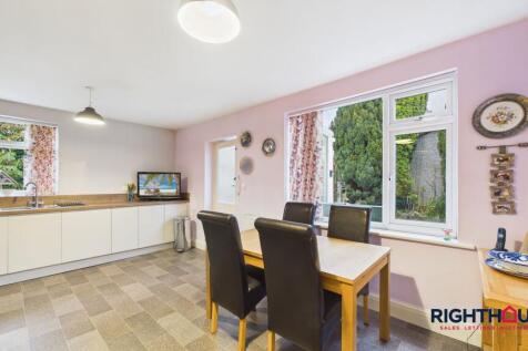 Nab Wood Grove, Shipley, BD18 photo 5
