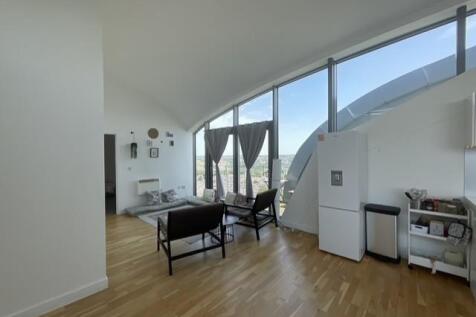 OPEN PLAN LOUNGE / KITCHEN