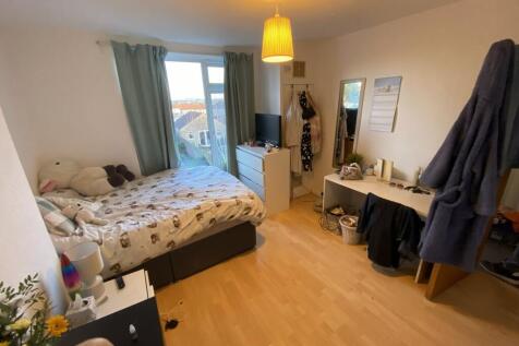 Bright, well-appointed double bedroom with a la...