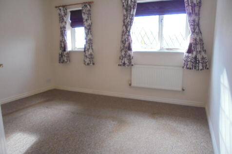 2-bed semi-detached on Domont Close,
Shepshed,
LE12, £925/mo