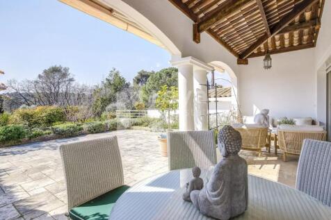 Sunny terrace for dining and relaxation - Royal Mo