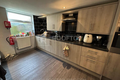 6-bed house on Queens Road, Leeds, £3,250/mo