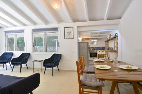 Dining/sitting/kitchen