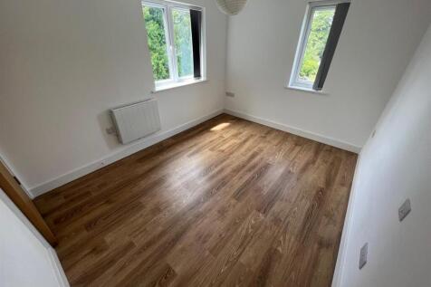 Flat 17 Val Court Bed.jpg
