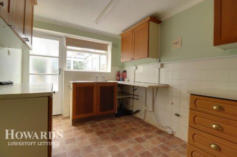 Manor Walk, LOWESTOFT photo 4