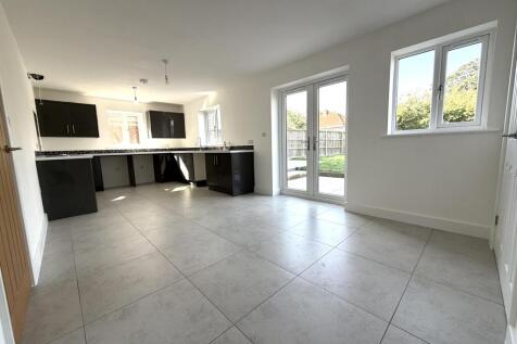 Sutton Crescent, Freethorpe, Norfolk photo 3