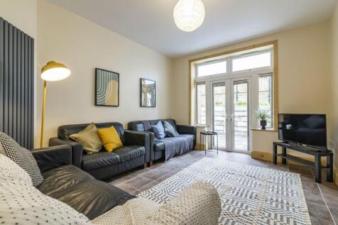 8-bed house on Albert Grove, Nottingham, NG7, £5,910/mo