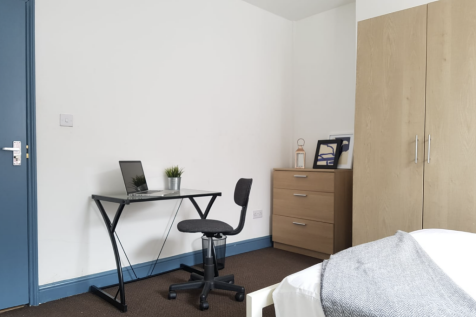 Large 6 Bed Terraced House // AUG 2026 photo 3