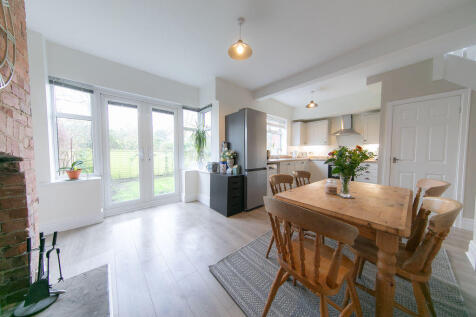 Kitchen &amp; dining room