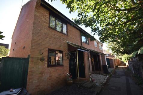 2-bed terraced on Gasfield, Mistley, £1,000/mo