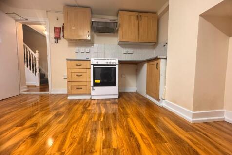 Basement Flat, Terrace Road, Hackney, London photo 5