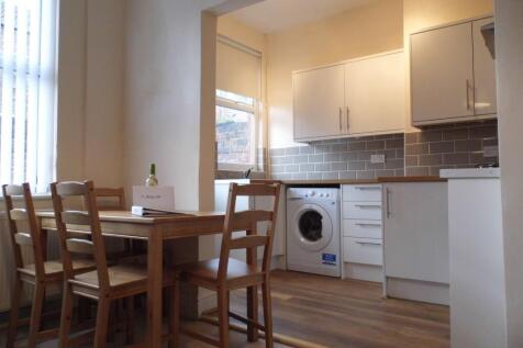 4 Bed - Blantyre Road L15 photo 3