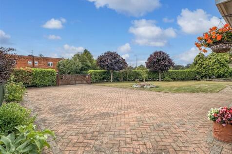 Gated Block Paved Driveway 880