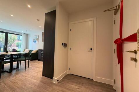 LUXURY APARTMENT- GLASSWATER LOCKS, BIRMINGHAM, B4 photo 4