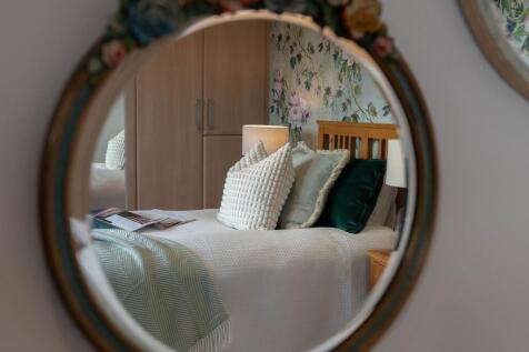 Discreet Listing...
