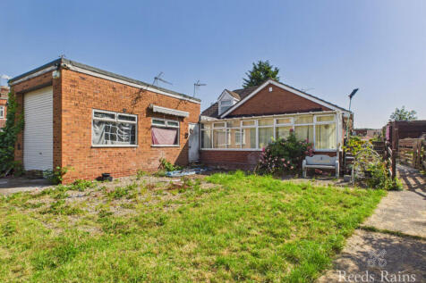 Three bedroom detached bungalow - For sale by auc