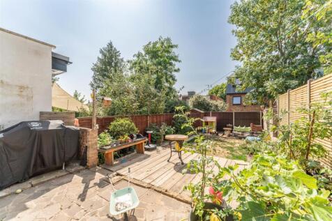 234 Greenford Ave gard 2.jpg