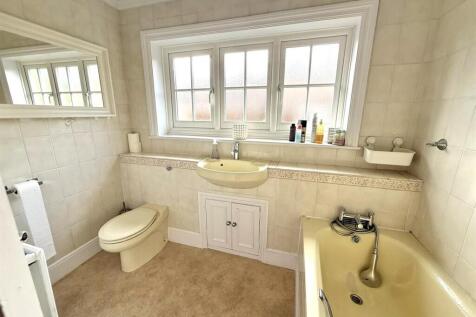 bathroom 1.jpg