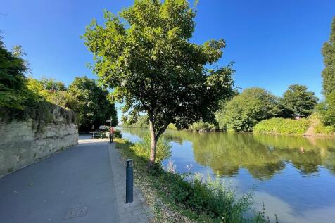 River walk just 2 minutes away